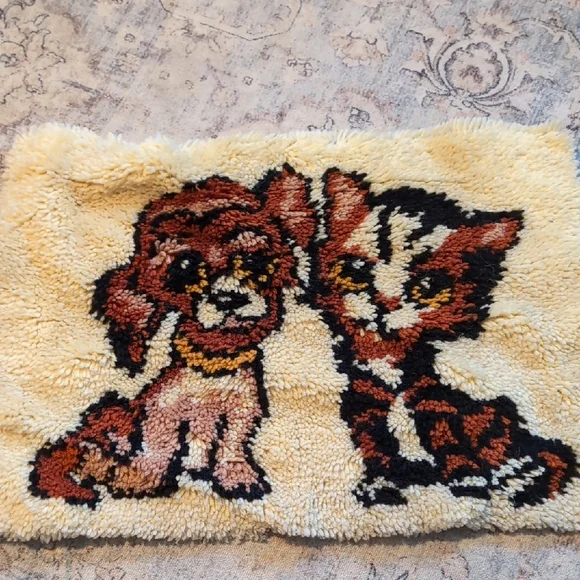 Vintage 1970s Latch Hook Rug with Dog and Cat Design - Picture 1 of 2